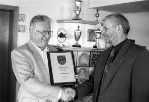 Kurt Gohlke (rechts) bei der Übergabe der Urkunde an seinen "Lehrmeister Hartl" Erhard Herold.